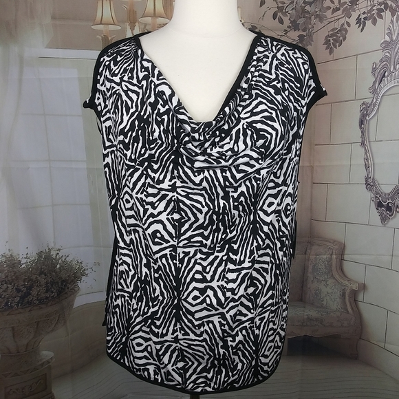 ❤️6 items for $25 sale!!❤️ Vince Camuto Animal Print Blouse - Picture 1 of 5